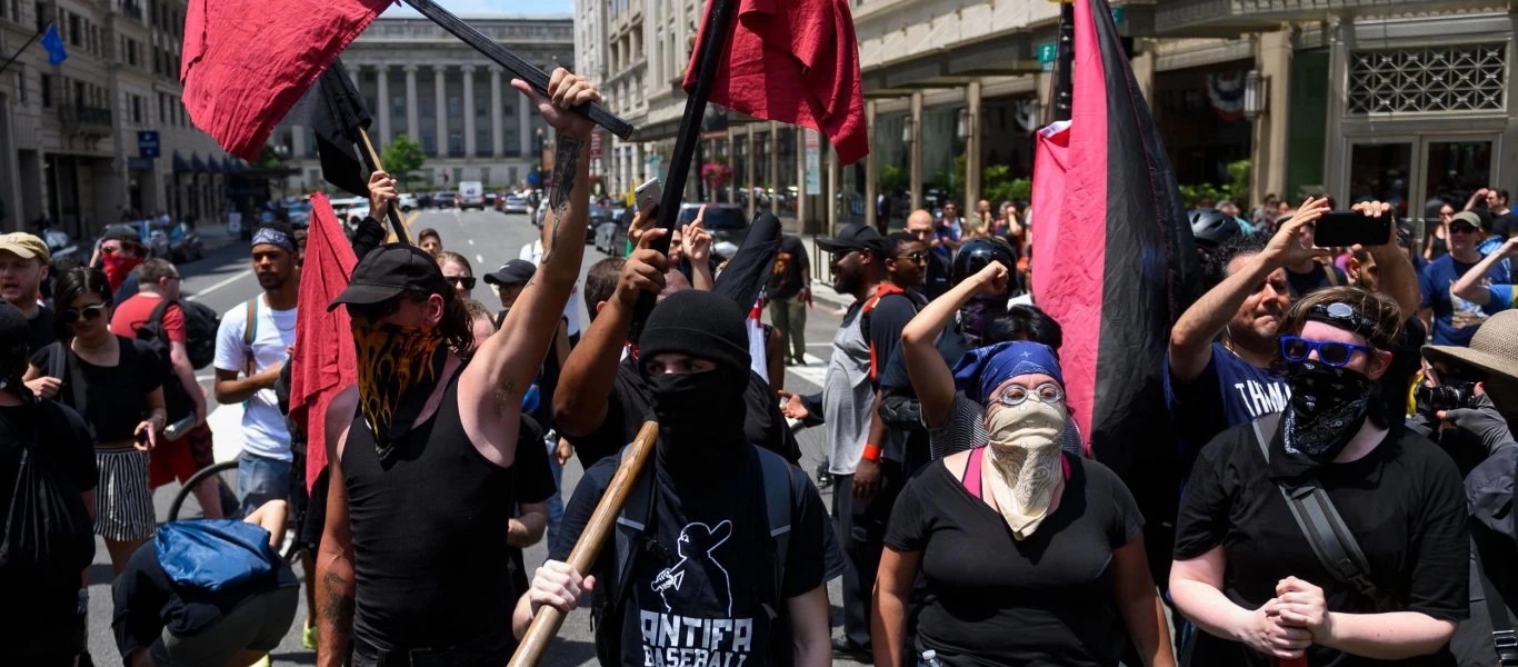 Οι Δημοκρατικοί φτιάχνουν «μαύρες» λίστες υποστηρικτών & αξιωματούχων της κυβέρνησης Τραμπ για να «πληρώσουν»